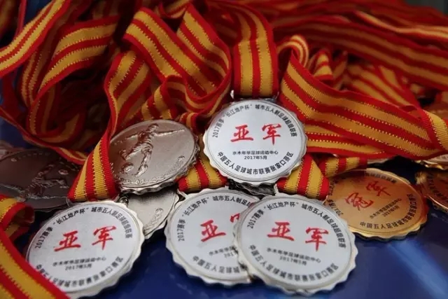 北京男篮险胜山东男篮，展现顽强拼搏精神